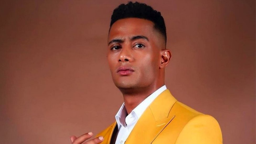 صحفي مصري ينتقد محمد رمضان ويصفه بأنه خادع الجماهير