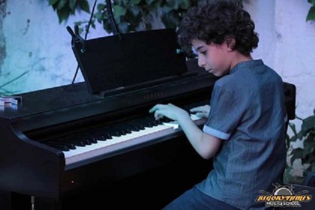 شوبان الصغير: أنامل طفل تونسي تداعب آلة البيانو باقتدار