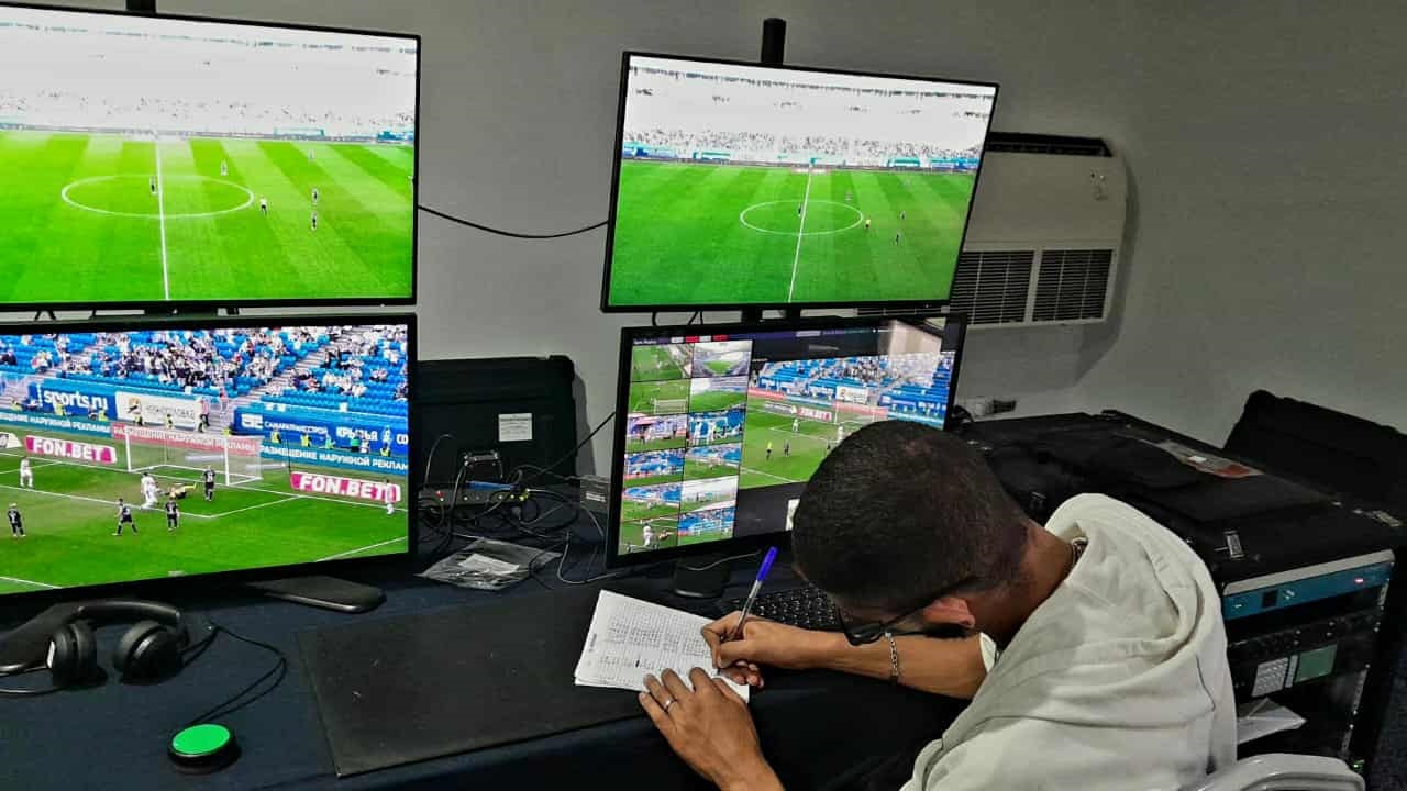 الجامعة التونسية لكرة القدم تكشف كواليس الـVAR بين النظرية والتطبيق: