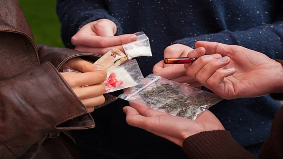 حبوب الموت تغزو المدارس... من يُغرق أبناءنا في دوامة المخدرات؟