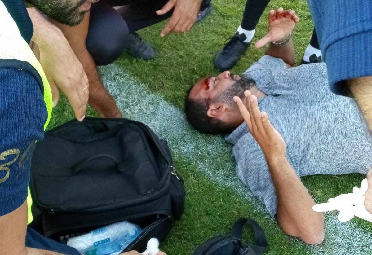 فوضى في جرجيس: مقذوفات تُنهي المباراة ومدرب المرسى ينزف على الميدان!