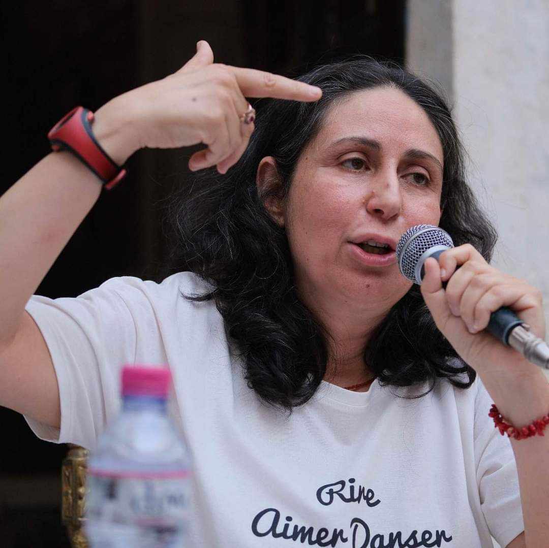الكاتبة الفة يوسف تتحدث عن تجربتها مع حملات الإساءة وتؤكد: 'أنا ضد العنف والدمار