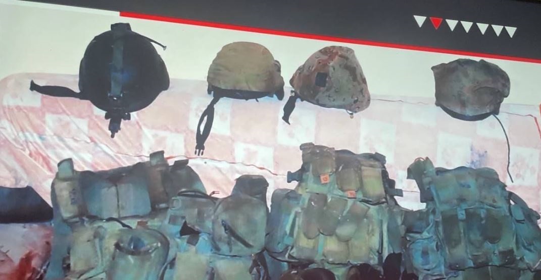 "كتائب القسام" تعرض ملابس وقلادات ومعدات عسكرية لجنود إسرائيليين