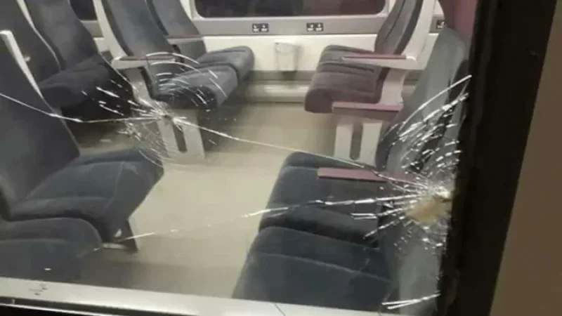 اعتداء على قطار باجة: رشق بالحجارة يُصيب راكبتين ويهشّم الزجاج بالكامل