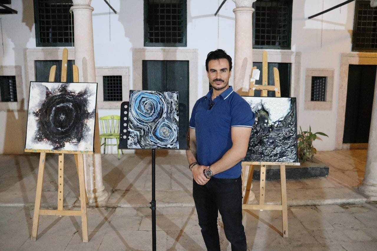 «صراع المادة والروح»… معرض يشعل فضاء السليمانية برؤى كونية تنبض بالحياة