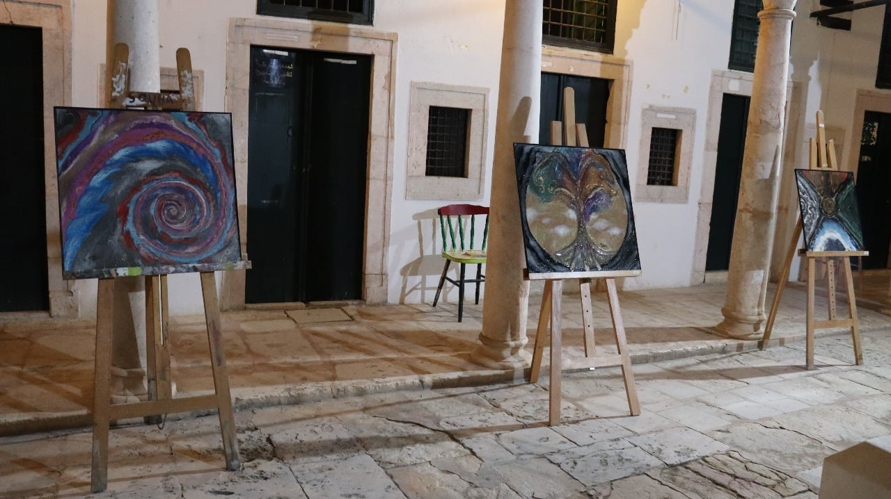 «صراع المادة والروح»… معرض يشعل فضاء السليمانية برؤى كونية تنبض بالحياة