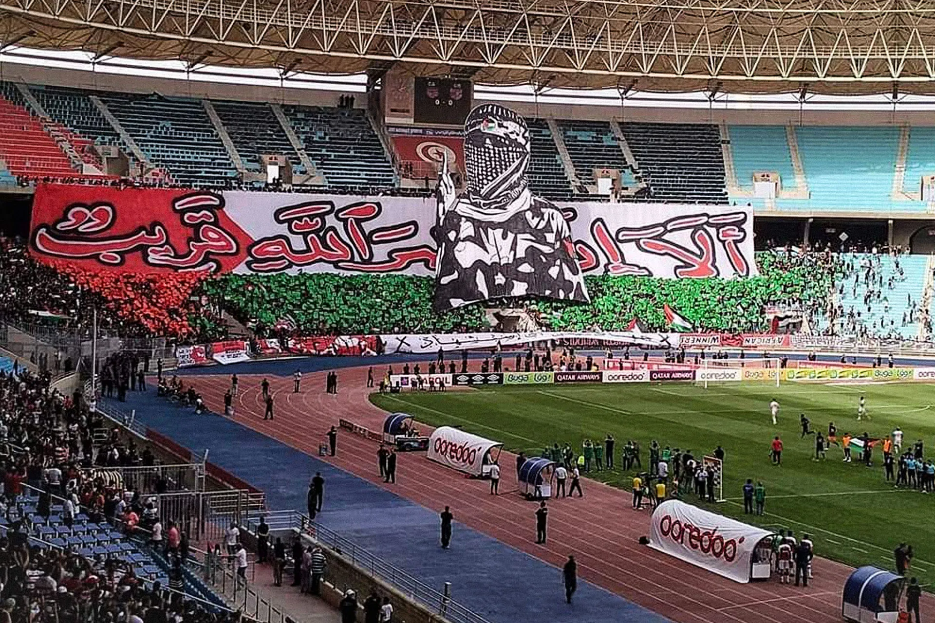 الإفريقي يرفع الراية… ليلة الوفاء لفلسطين: عرض كروي وتيفو تاريخي يهتف بالعروبة والإسلام