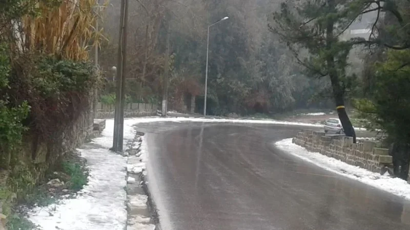 الثلوج تربك الحياة المدرسية في عين دراهم… وتعليق الدروس حفاظًا على سلامة التلاميذ