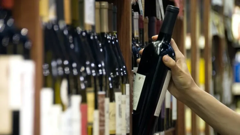 صدمة في السعودية: الكحول يصل رسمياً إلى الظهران وجدة!