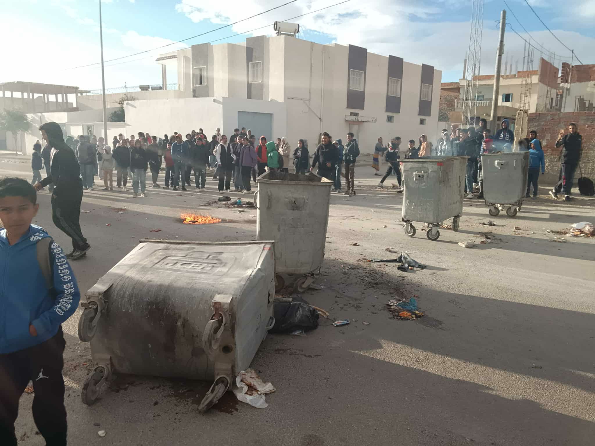 احتجاج في سوسة: الأولياء والتلاميذ يغلقون طريق زغوان-النفيضة