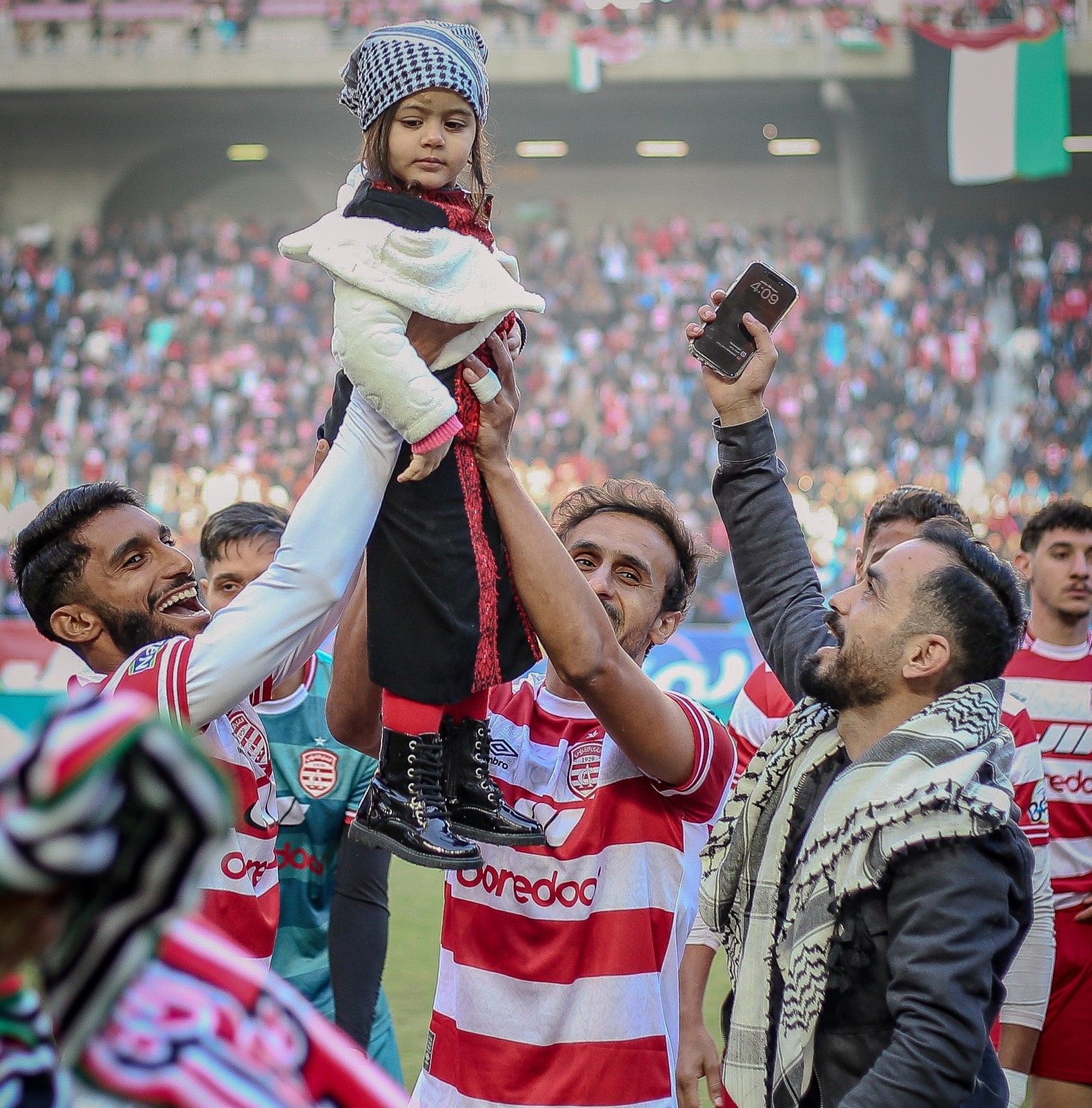 زينة وسارة… طفلتان تبحثان عن الحياة بين جراح غزة وحنان تونس