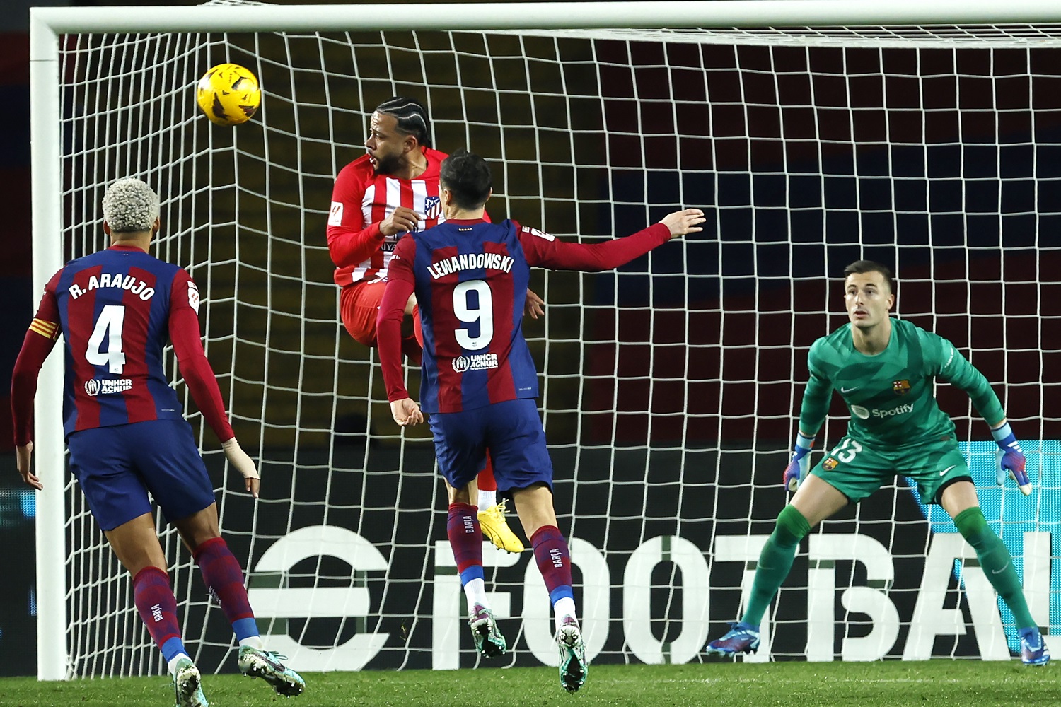 فوز برشلونة على أتلتيكو مدريد في الدوري الإسباني