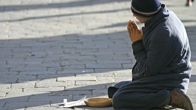 فضيحة تستهدف برنامج العلاج المجاني في تونس: متسول يكشف عن رصيد مالي ضخم بحوزته