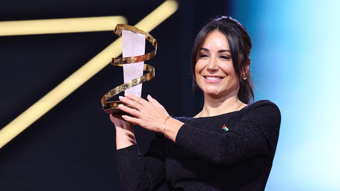 “سماء بلا أرض” يحلّق عاليًا في مراكش: السينما التونسية تخطف النجمة الذهبية بعمل إنساني يهزّ الوجدان