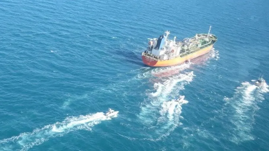 احتجاز ناقلة نفط بمضيق هرمز: السلطات الإيرانية تصادر 6 ملايين لتر وقود مهرب وتوقيف الطاقم الدولي