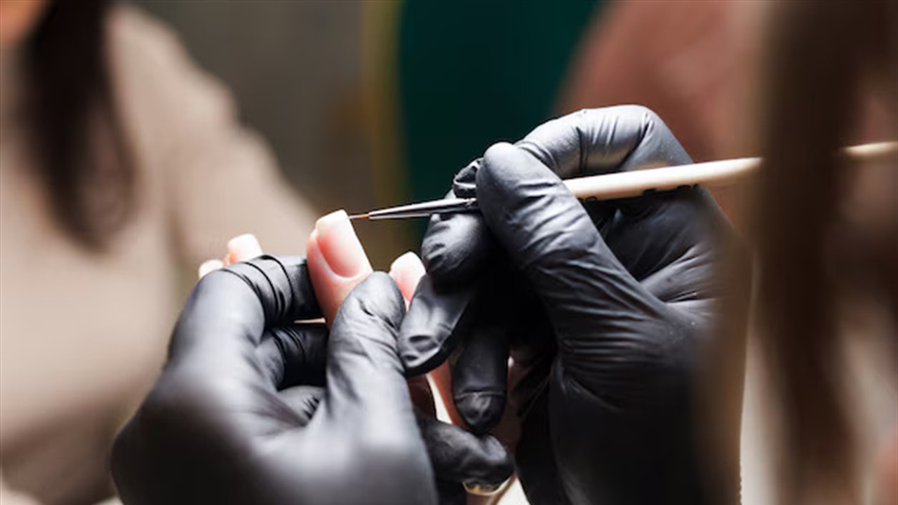 الأظافر الاصطناعية تهدد صحة العاملين في الرعاية الصحية