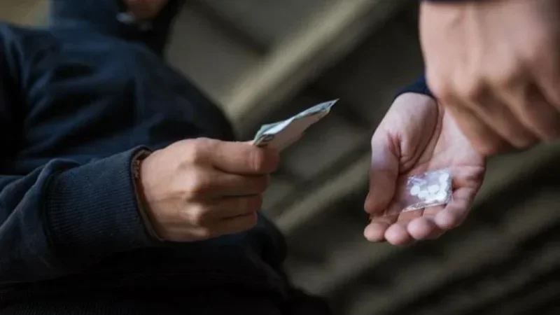 ضربة أمنية موجعة بالسيجومي: الإطاحة بمروّج مخدرات محكوم بـ20 سنة سجن