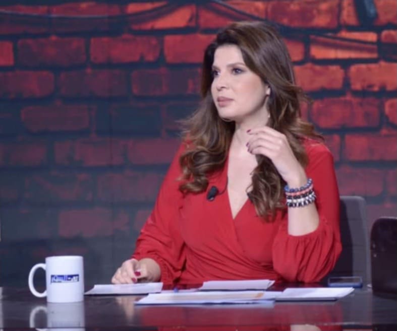 تتواصل النداءات لعودة «تحت السور»… الحنين إلى برنامج كسر الفراغ الثقافي  بقلم: عزيز بن جميع  تتواصل في الأوساط الثقافية والإعلامية النداءات المطالِبة بعودة برنامج «تحت السور» إلى الشاشة، في ظل ما يصفه متابعون بفراغ ثقافي واضح وتراجع ملحوظ في مستوى الحصص والبرامج ذات البعد الفكري.  وقد أطلق ناشطون وصحفيون دعوات صريحة موجّهة إلى الإعلامية فرح بن رجب، مطالبين بعودة البرنامج مع مطلع سنة 2026، باعتباره تجربة إعلامية تركت بصمتها ونجحت في إعادة الاعتبار للكلمة والفكرة والنقاش الهادئ.  ويعبّر أصحاب هذه النداءات عن آمال كبرى في أن تستجيب فرح بن رجب لهذا المطلب، وأن تعود بـ«تحت السور» في حلّة جديدة تحافظ على روحه الثقافية العميقة، مع تطوير في الشكل يواكب تحوّلات المشهد الإعلامي دون التفريط في الجوهر.  «تحت السور» لم يكن مجرد برنامج، بل مساحة حرّة للنقاش الثقافي والفكري، ومنبرًا احتضن الاختلاف وراهن على الوعي في زمن الضجيج.  دمتِ مبدعة فرح، ولعلّ العودة تكون قريبة… وبأبهى حلّة.