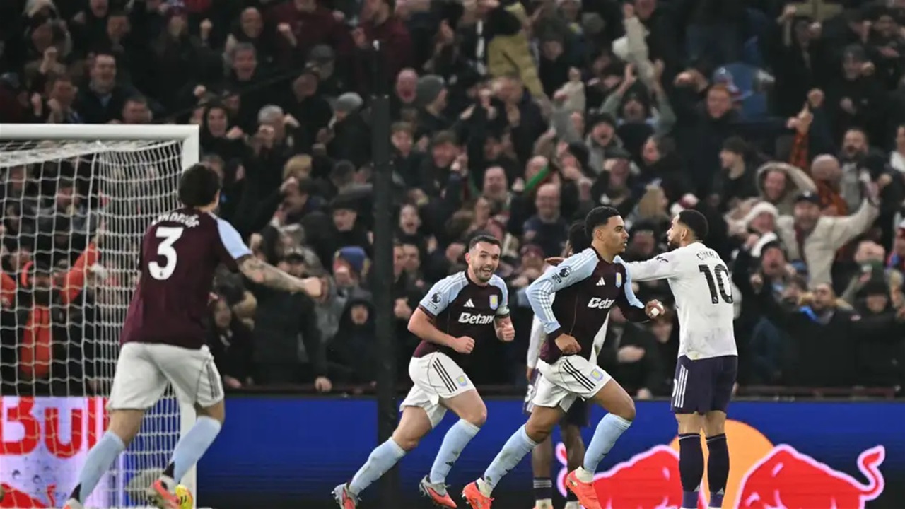 فيلا بارك يُسقِط الشياطين الحمر: أستون فيلا يواصل زحف الكبار ويُطيح بمانشستر يونايتد