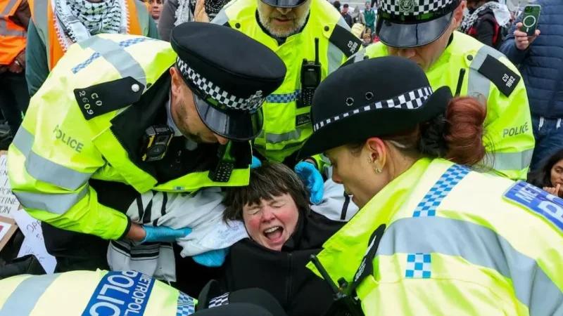 إضراب الأمعاء الخاوية يهزّ السجون البريطانية… احتجاج فلسطيني يتحوّل إلى اختبار سياسي وأخلاقي للحكومة