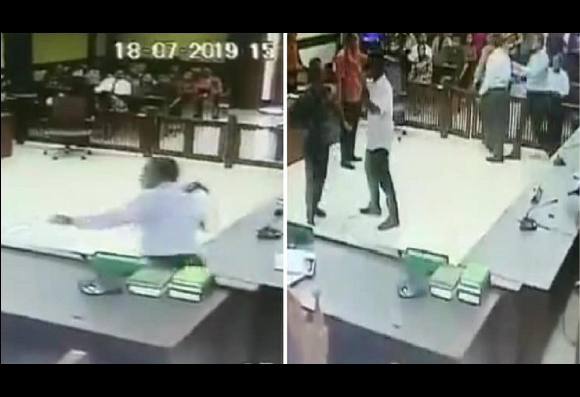 محام يضرب قاضي بالحزام على وجهه داخل محكمة في إندونيسيا