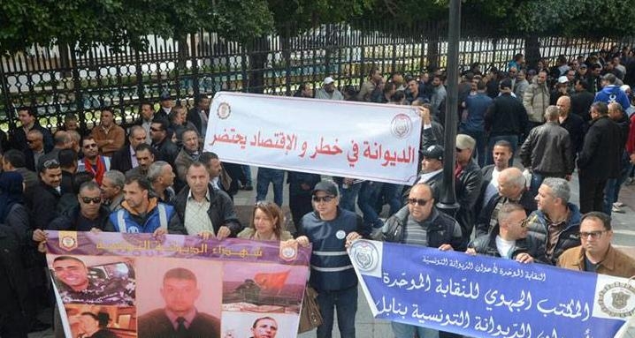  أعوان الديوانة يطالبون في وقفة احتجاجية بتمتيعهم بمنحة الخطر