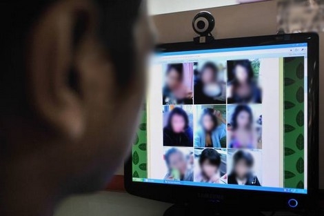 فضيحة/ مسؤول جزائري تعرى كما ولدته أمه أمام كاميرا الحاسوب معتقدا أنه أمام فتاة