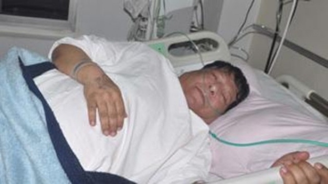 كويتي يعتدي على شعبان عبد الرحيم بسبب أغنيته السّاخرة من قطر وأميرها