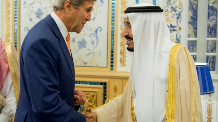 الملك سلمان يستقبل كيري في جدة