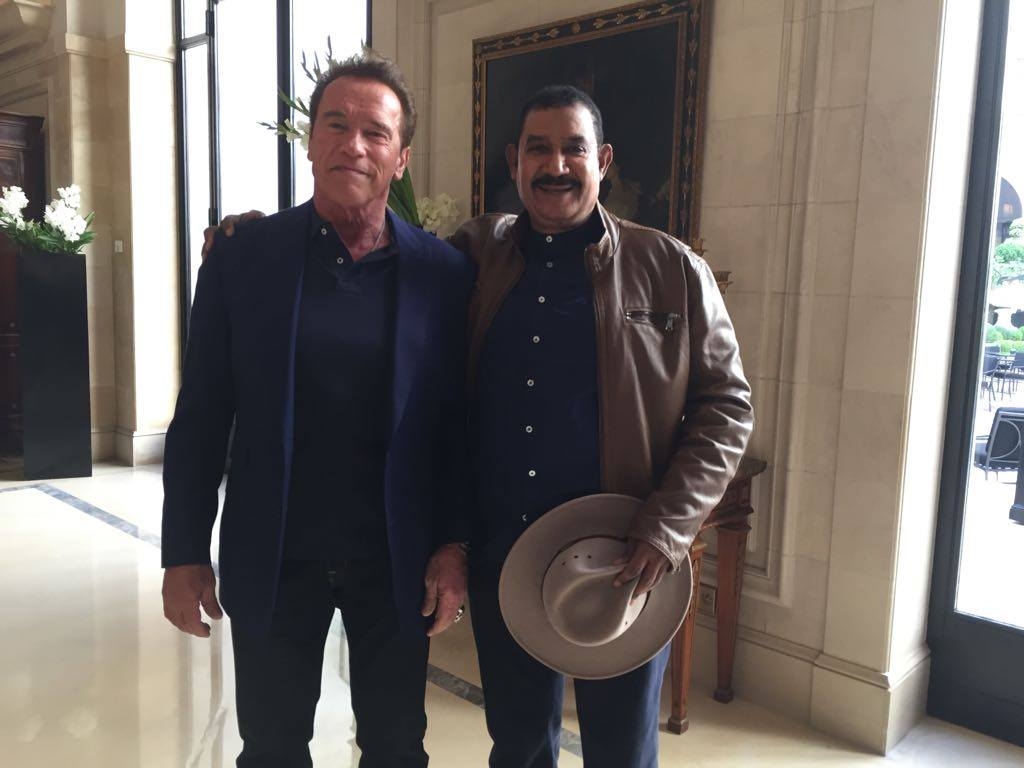 خفايا لقاء العياشي العجروي بنجم هوليوود Arnold Schwarzenegger
