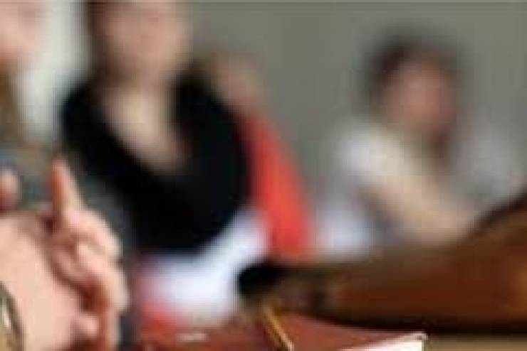 تفاصيل علاقة حب مشبوهة بين معلمة وتلميذتها !