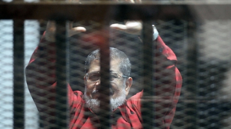 الرئيس المصري المعزول محمد مرسي في قفص المحكمة في القاهرة في 21 حزيران/يونيو 2015