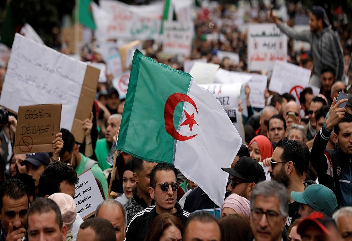إضراب عام في الجزائر احتجاجاً على تعيين “بن صالح”