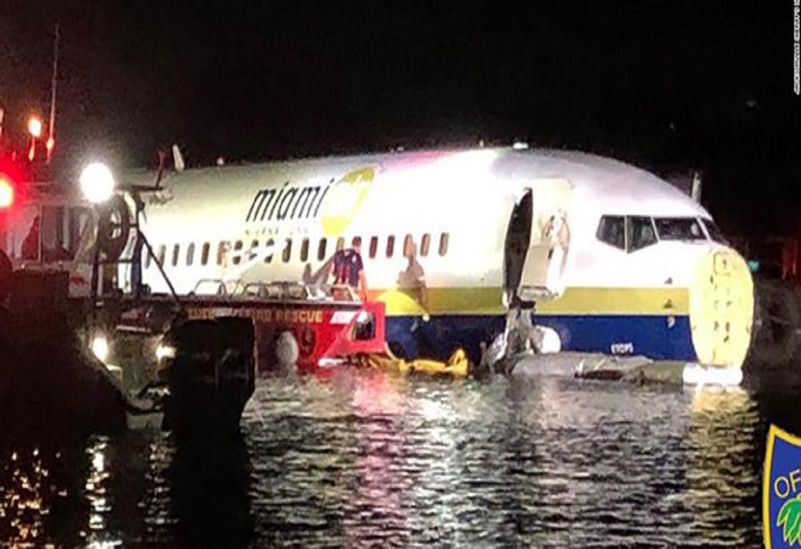 هبوط طائرة بوينغ 737 اضطراريا في نهر بفلوريدا وعلى متنها 136 شخصا