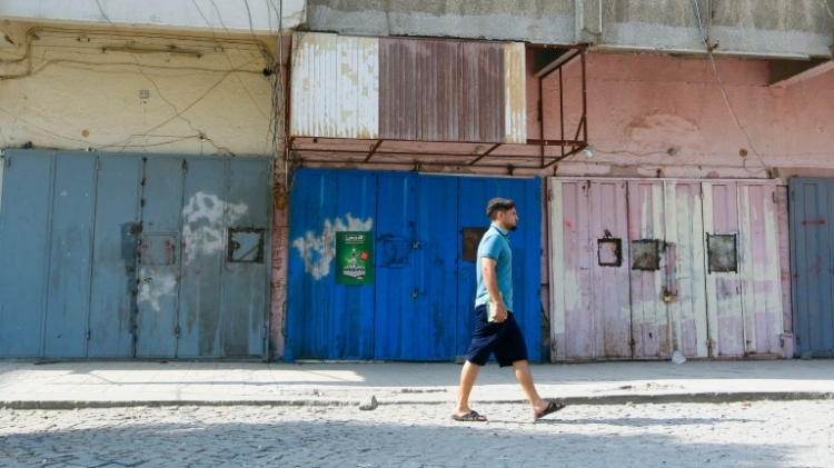 يمر امام متجر لبيع الكحول في بغداد تم اقفاله تنفيذا لقرار مجلس النواب العراقي في 23 تشرين الاول/اكتوبر 2016