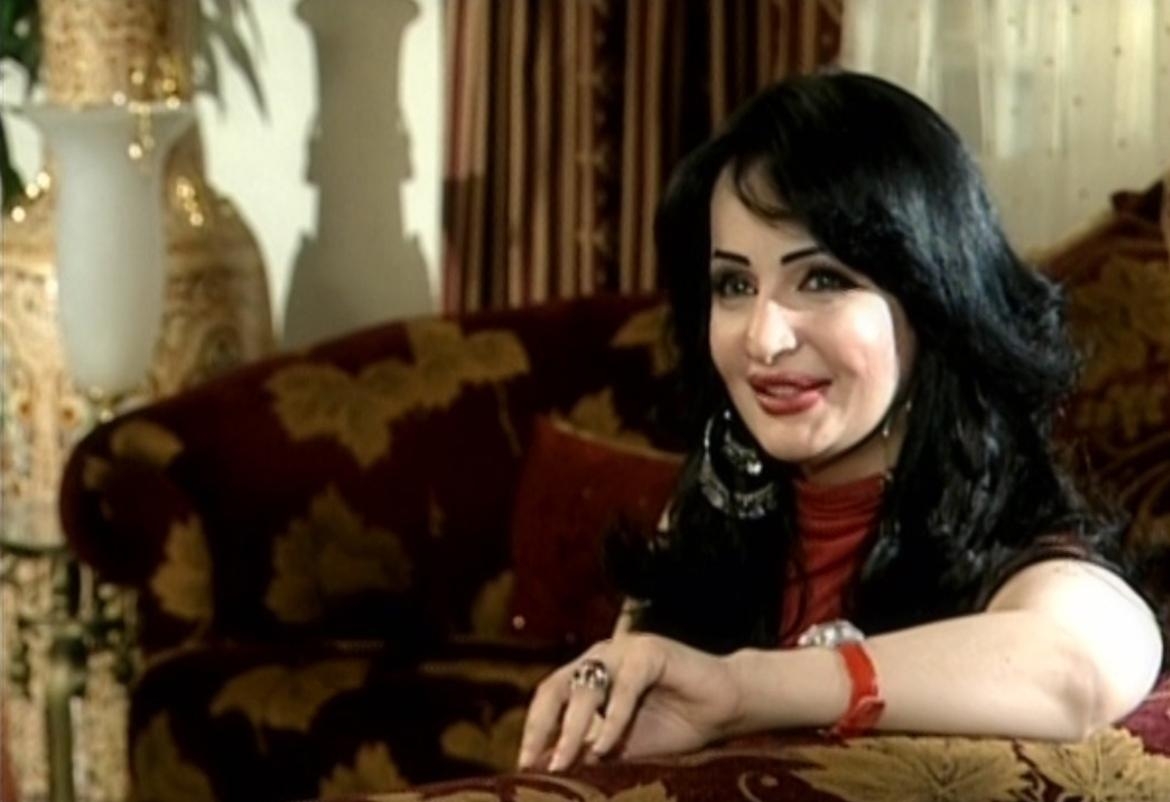 ممثلة خليجية شهيرة تخلع الحجاب وتعود للتعري