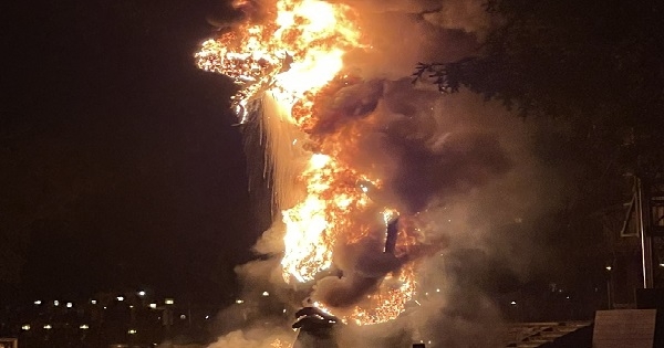 حريق بأحد معالم ديزني لاند في ولاية كاليفورنيا الأمريكية