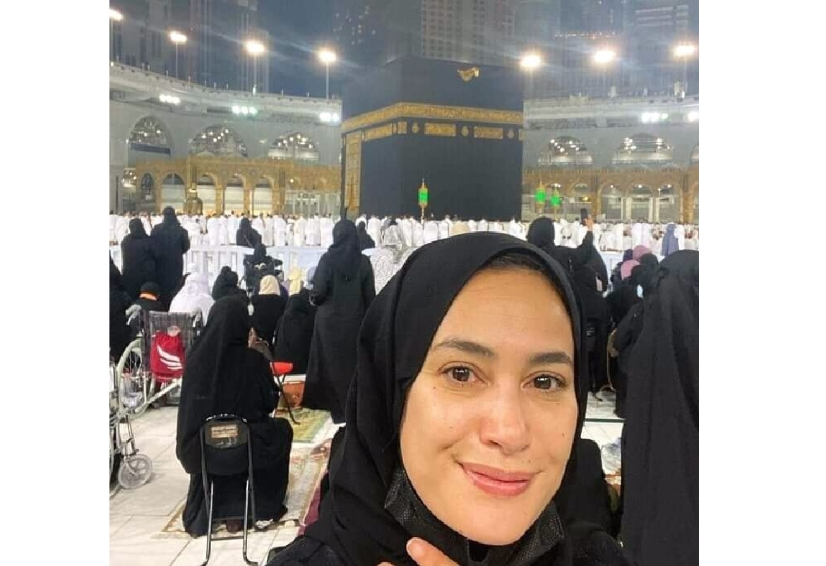 هند صبري تؤدي مناسك العمرة