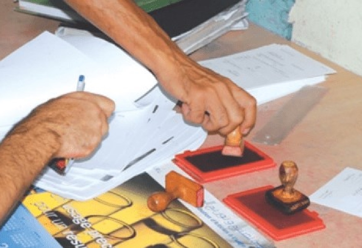 اب يطلب من أبنائه مبلغ مالي لتسجيلهم على نسبه