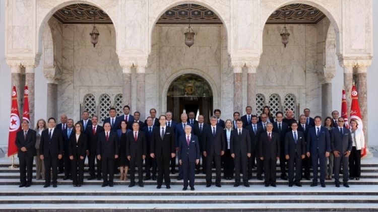 صورة تذكارية للحكومة الجديدة مع الرئيس الباجي قائد السبسي