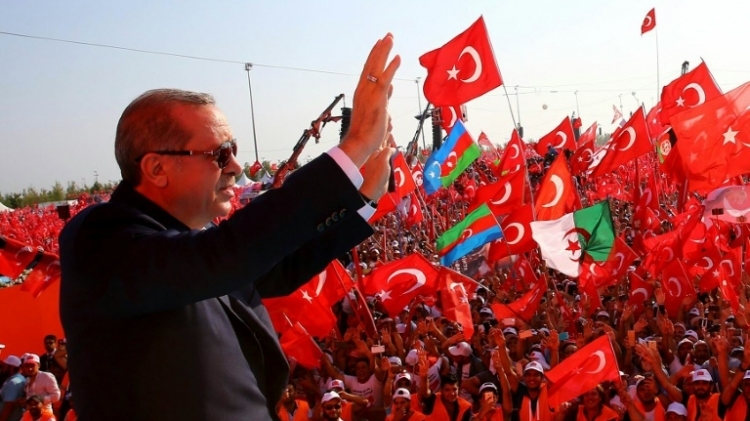 صورة نشرها المكتب الاعلامي للرئاسة التركية للرئيس التركي رجب طيب اردوغان يحيي انصاره في تظاهرة ضد الانقلاب الفاشل، في اسطنبول في 7 اب/اغسطس 2016