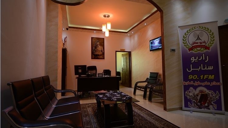 مقر اذاعة السنابل قبل ان يغلقها الجيش الاسرائيلي