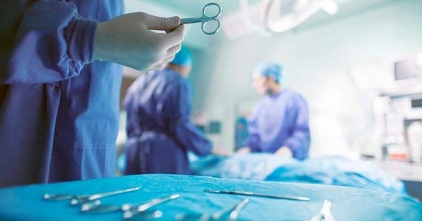 طاقم طبي تونسي ينجح في نزع خنجر من ظهر جزائري لازمه لـ 25سنة