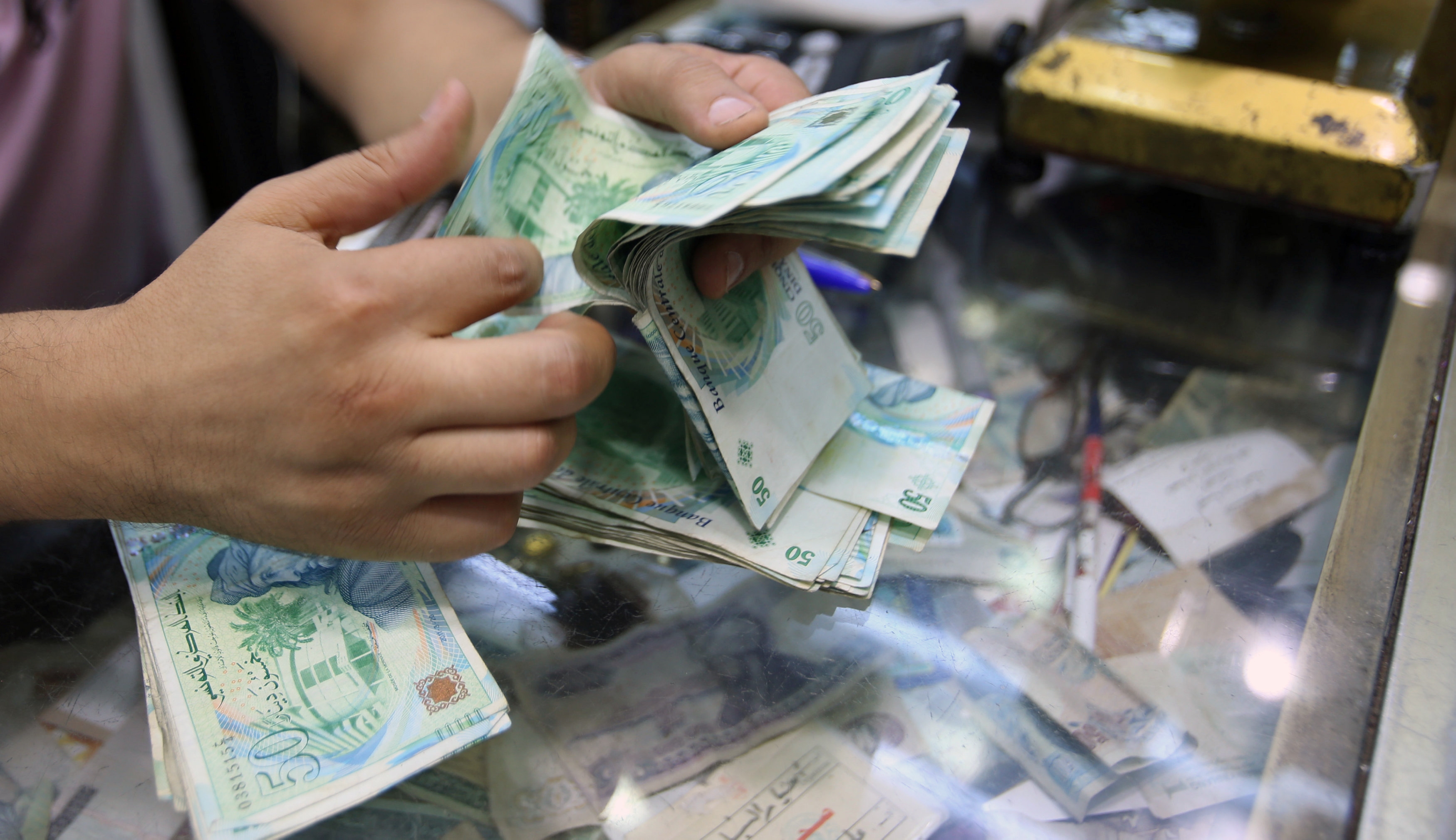 بشرى للموظفين في تونس بداية من هذا الشهر..