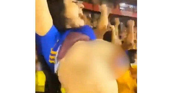 امرأة تظهر صدرها خلال تشجيع فريقها في الدوري المكسيكي (صورة)