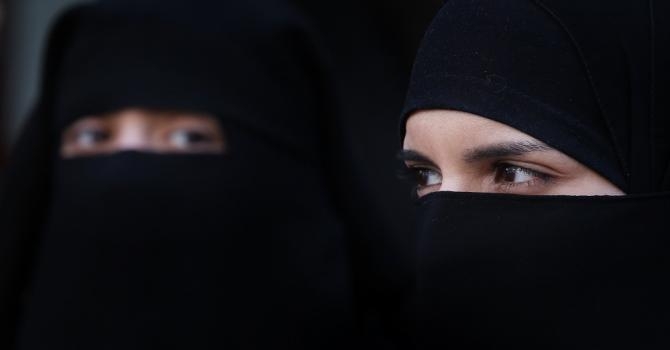 الإمارات تدعو رعاياها إلى الالتزام بقانون حظر النقاب في سويسرا