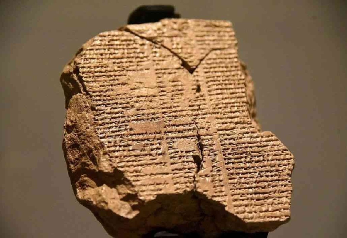 العراق يستعيد لوحاً مسمارياً أثرياً عليه جزء من "ملحمة غلغامش"