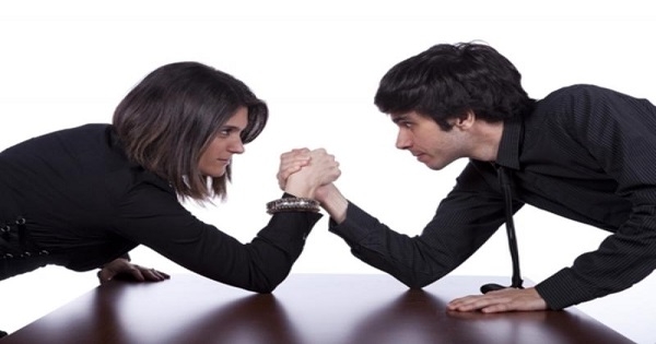 بماذا تتفوق المرأة على الرجل؟ 