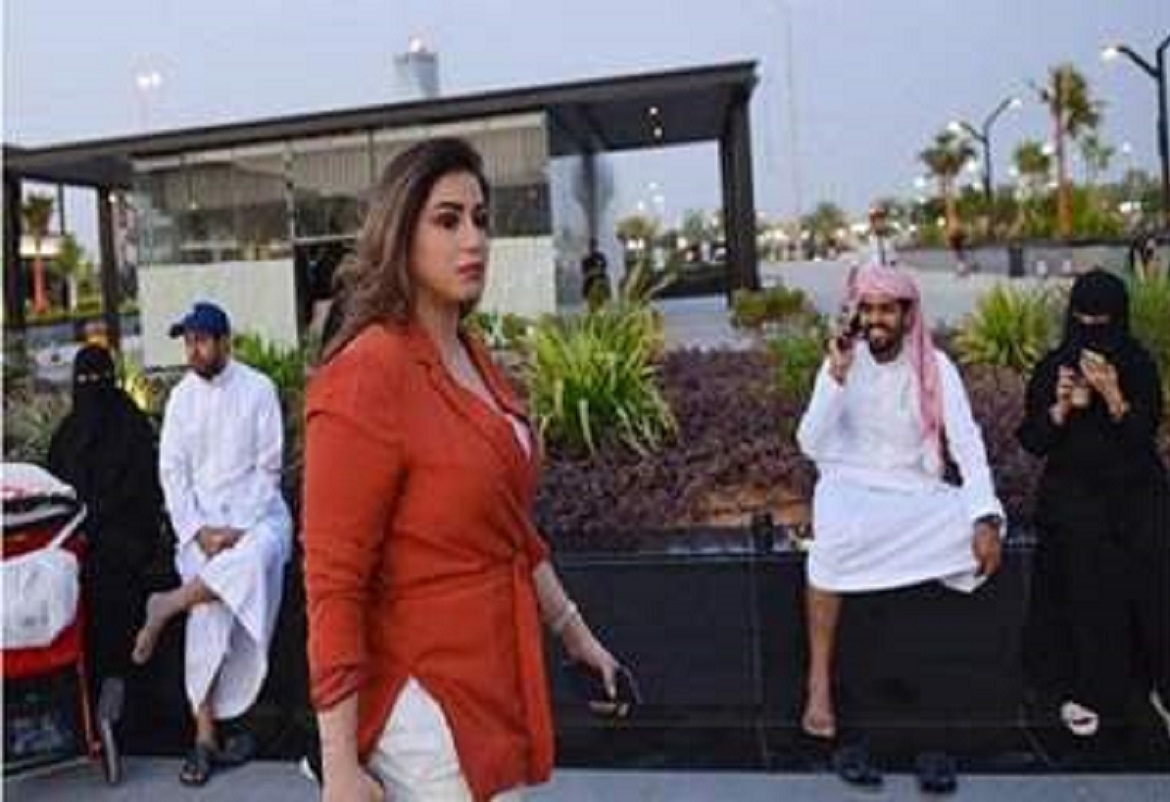السعودية تتخلى عن إلزام الأجنبيات بارتداء العباءة