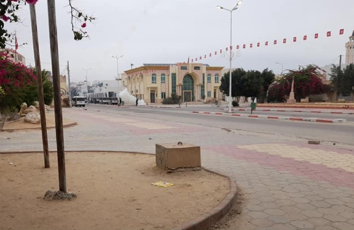عقارب : تعطل الدروس وتواصل غلق الطريق الوطنية عدد 14